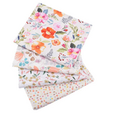 CraftsFabrics Lot de 7 carrés prédécoupés à imprimé floral blanc 100 % sergé de coton pour matelassage, loisirs créatifs et projets de bricolage